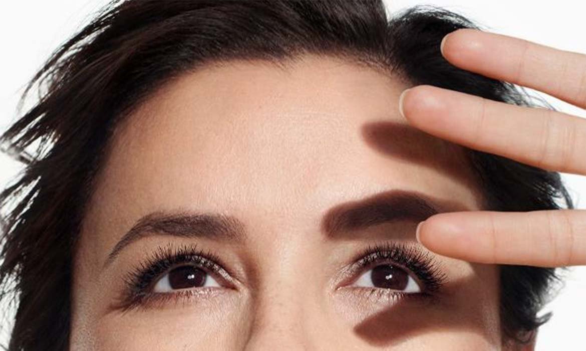 Uno de los factores que más influye en la aparición de arrugas en la frente es la falta de protección solar. Combátela como Eva Longoria, utilizando siempre cremas hidratantes con SPF (mínimo 20).